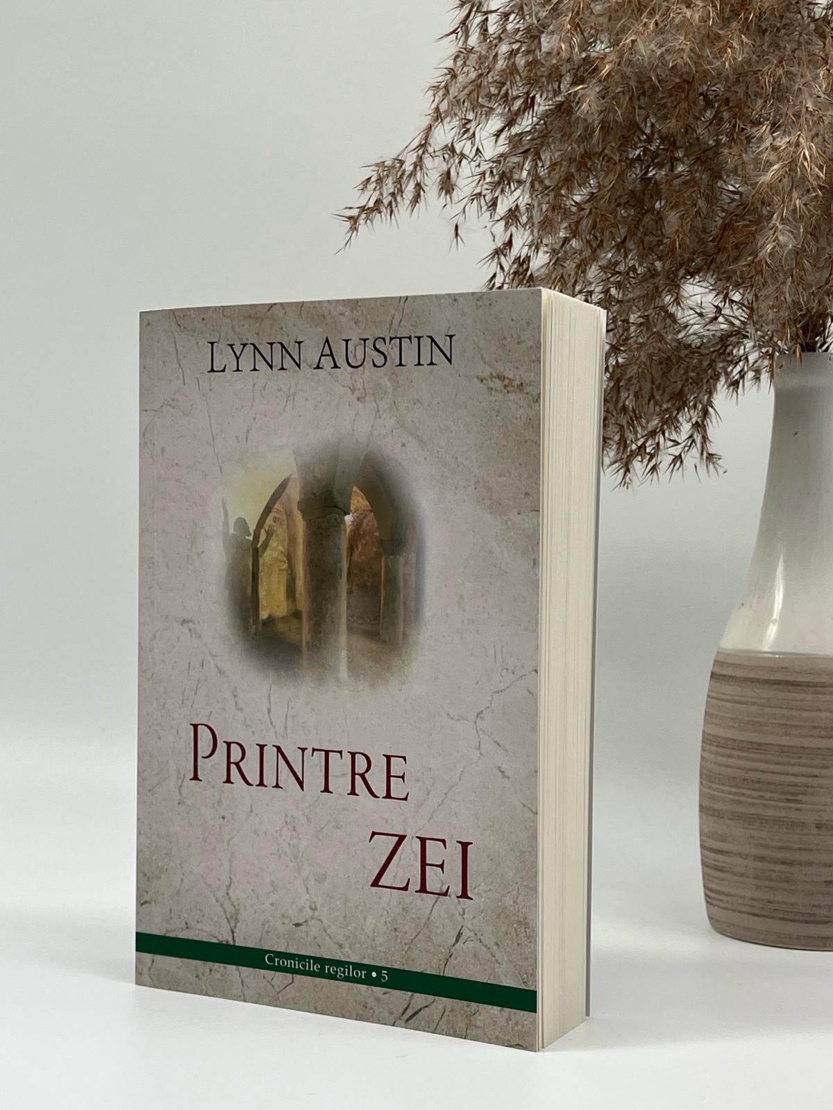 Printre zei - Seria 'Cronicile regilor', vol. 5
- Lynn Austin